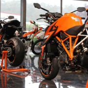 orangene Motorräder in weitläufiger verglaster KTM Halle
